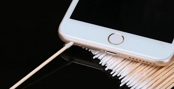 Vệ sinh micro iPhone