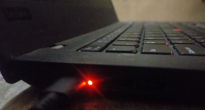 Laptop sạc không vào pin đèn nhấp nháy
