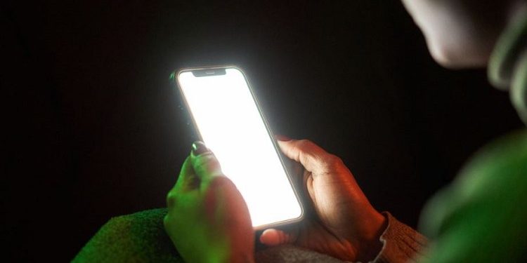 iPhone tự tăng độ sáng khi xem video