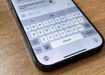 bàn phím iPhone bị chia đôi