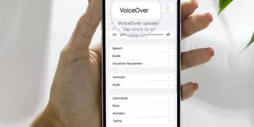 iPhone tự bật VoiceOver
